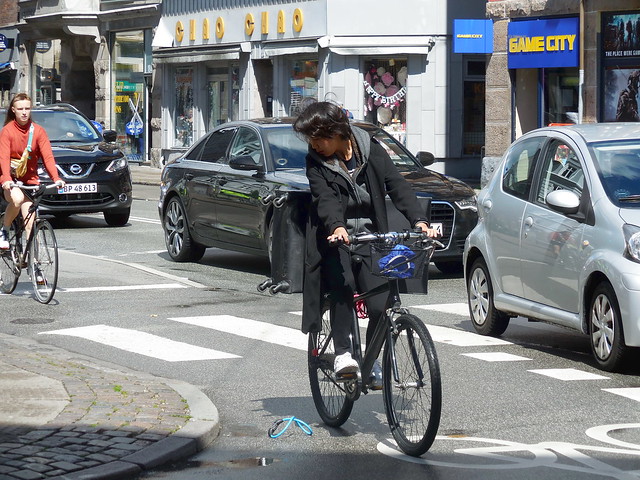 oops ! Cyclist transporting suitcase drops her lock- Copenhagen Girls on bikes #20
