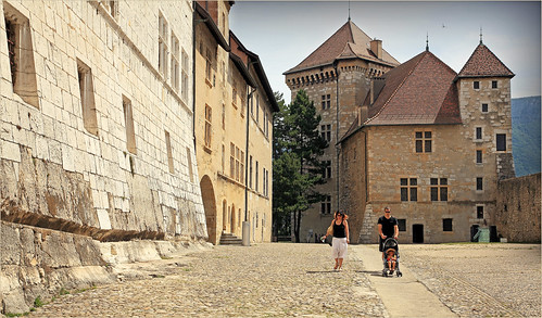 claudelina france alpes canon hautesavoie annecy ville town architecture château castle châteaudannecy