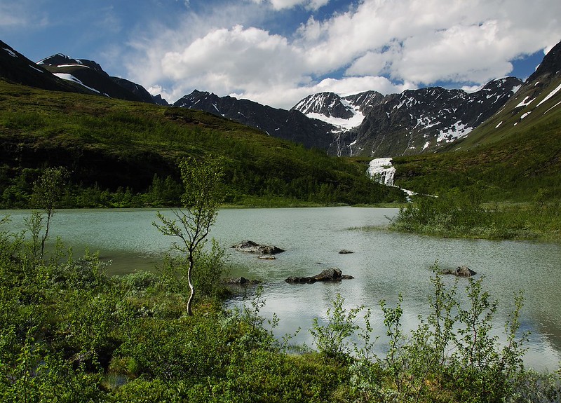 20160703-146F | Unterer See (Vuollejávri oder Nervatnet) im Elvevolldalen, Lyngen-Alpen. Dahinter der Wasserfall Badječahca (Øverčahca), im Hintergrund der Berg Imagáisi (1414 m). Troms / Norwegen, 03.07.2016