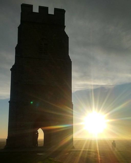 And the sun descends on this, the first day of Autumn no filter Moto 4 CC Claudia Marques Vieira 2017 Creative Commons attribution-share-alike license #AutumnEquinox #Autumn #Glastonbury #GlastonburyTor #NationalTrust #naturephotography #natureporn #sunse