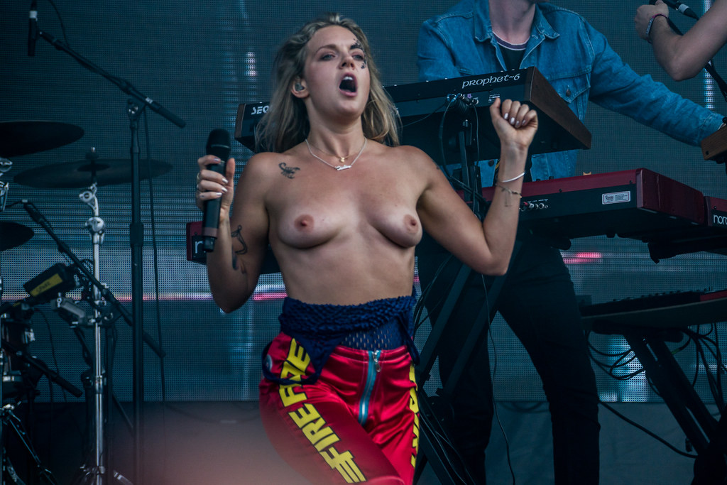 Tove lo pussy - 🧡 Tove Lo performs topless in just some nipple pasties at ...