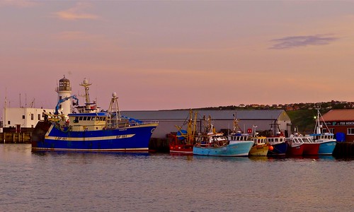 vision111 bf191 sky dusk northsea fishingindustry vincentpier westpier lighthouse harbour inshorefishing fishingboat trawler fishingboats fishingvessel southbay scarborough scarboroughharbour