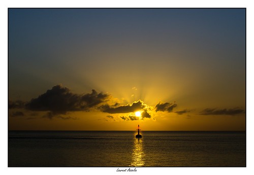 sunrise aube soleil leverdesoleil ciel nuages couleurs lumière mer eau océan balise phare paysage kourou guyane