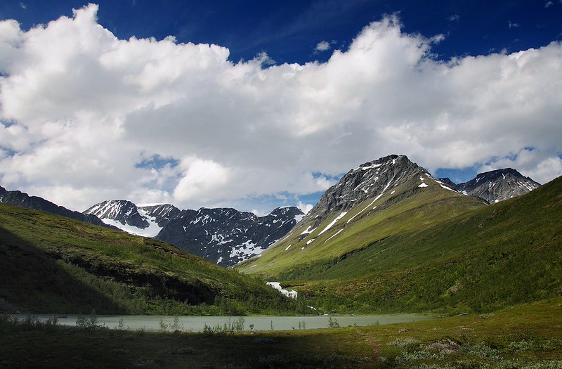 20160703-139F | Unterer See (Vuollejávri oder Nervatnet) im Elvevolldalen, Lyngen-Alpen. Dahinter der Wasserfall Badječahca (Øverčahca). Das Tal wird eingerahmt von den Bergen Imagáisi (1414 m) und Steindalstinden (1511 m). Troms / Norwegen, 03.07.2016