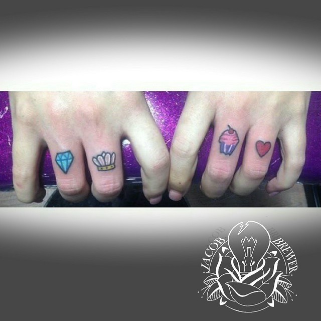 165 Amazing Finger Tattoos For Women and Men in 2024-cheohanoi.vn