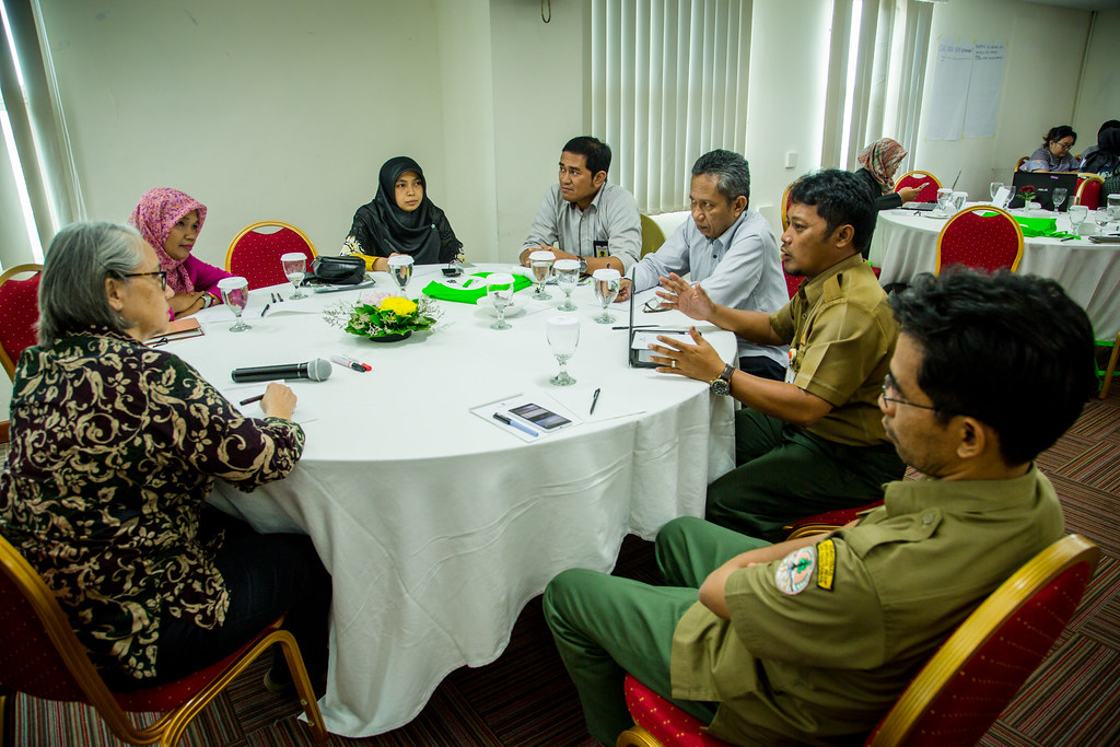 Amas Wijaya (Right), representative from Perhutani, speaking in roundtable during REDD+ in Indonesia workshop. Jakarta, 19 September 2017.