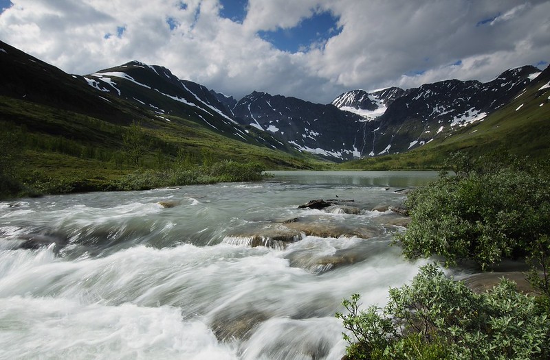 20160703-190F | Oberer See (Badjejávri oder Øvervatnet) im Elvevolldalen, Lyngen-Alpen. Das Tal wird eingerahmt von den Bergen Imagáisi (1414 m) und Steindalstinden (1511 m). Troms / Norwegen, 03.07.2016