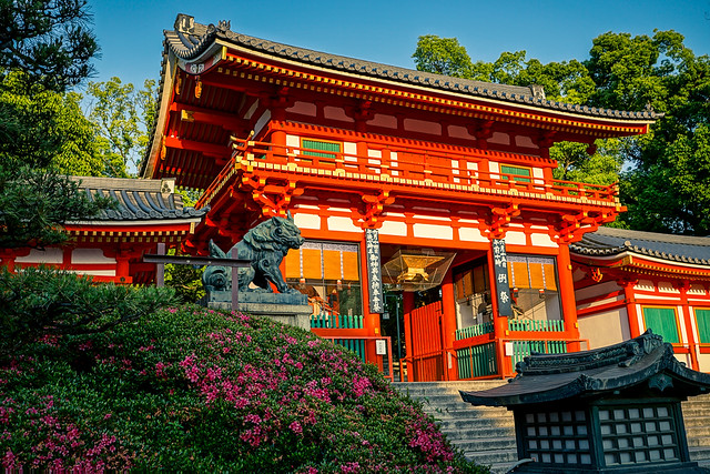 The entrance gate of Yasaka Shrine (八坂神社) in Kyoto (京都) Japan