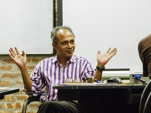 Jounalist Nurul Kabir taking classes at Pathshala 0051