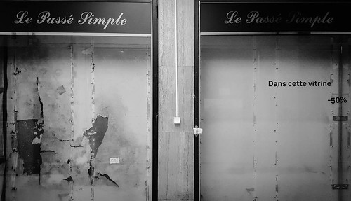 'Le passé simple' - #brussels #belgium #smartshots #shops #crisis #photography #hellhole #visitbrussels #welovebrussels #bw #blackandwhite #50%off