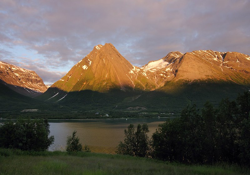 20160704-034F | Store Russetinden (1405 m) und Rakeltinden (Guvggosvàkkigàisi, 1400 m) in der Mitternachtssonne. Troms / Norwegen, 04.07.2016