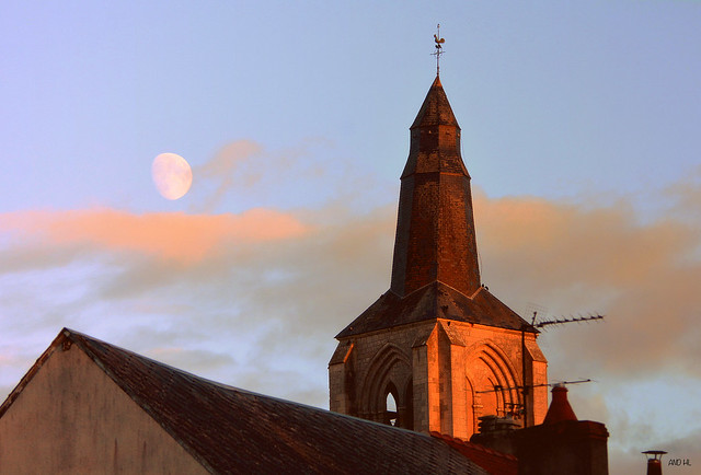 soleil couchant sur le clocher de l'église de Bonny s/Loire