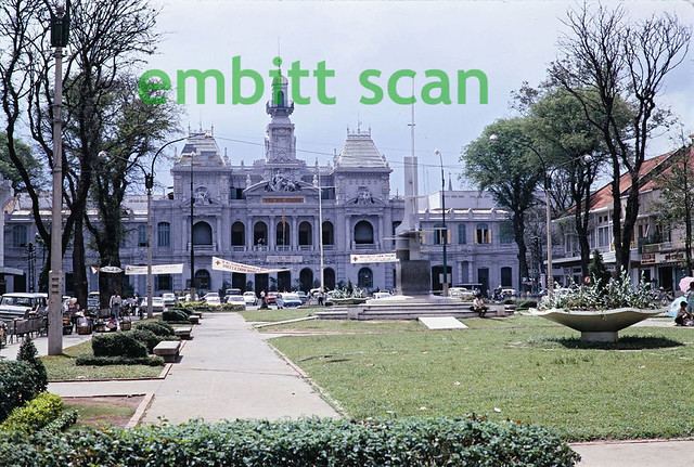 Saigon Street Scene, 1970 - Công viên Đống Đa trước Tòa Đô Chánh