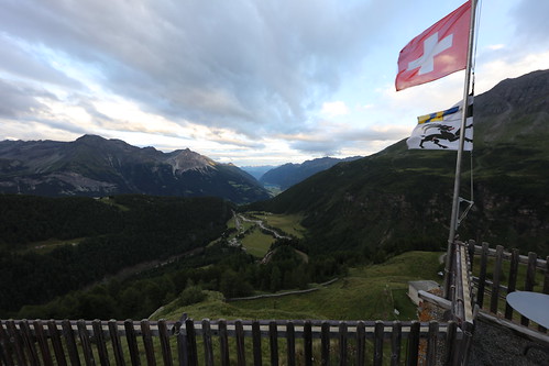 valposchiavo puschlav poschiavo alpgrüm graubünden kantongraubünden grisons grigioni grischun cantonofgrisons schweiz suisse svizzera svizra switzerland fahne fahnen flagge flaggen schweizerfahne sonne sunset sundown sonnenuntergang wind windig windy unprocessed unedited unbearbeitet