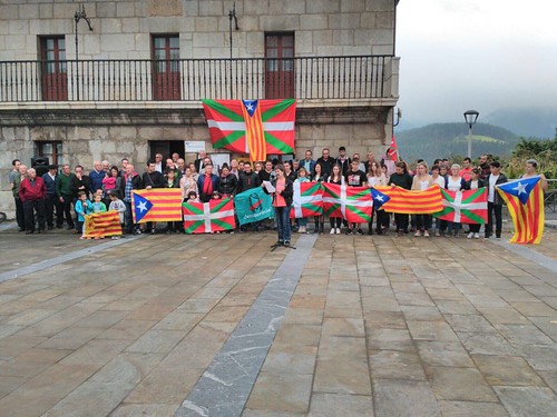 Kataluniako erreferendumaren aldeko elkarretaratzeak Lea-Artibain eta Mutrikun