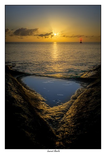 aube sunrise soleil leverdesoleil ciel couleurs mer océan eau flaque rochers paysage kourou guyane