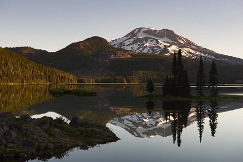 lake sparkslake southsister cascaderange mountain morning sunrise reflections oregon bend alpinelake