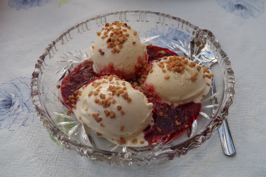 Vanilleeis mit Brombeersirup und Haselnusskrokant | Gourmandise | Flickr
