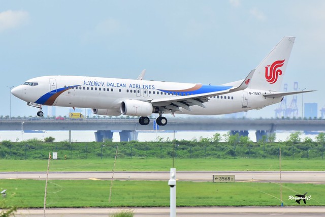 Dalian Airlines Boeing 737-89L(WL) B-7597.