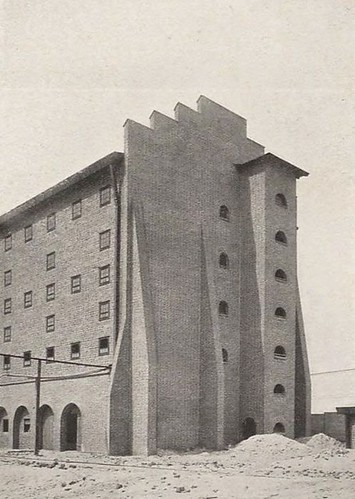 Usine d'acide sulfurique à Luboń, Pologne, 1912- Hans Poelzig : Un grand bâtiment simple.