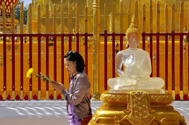 La prieuse du Doi Suthep et le Bouddha de verre