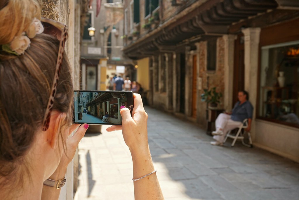 Taking photos with an LGG4 phone in Venice, Italy