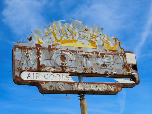 wenden arizona motel vintagemotels rust metalsign desert mojavedesert neon vintagesign