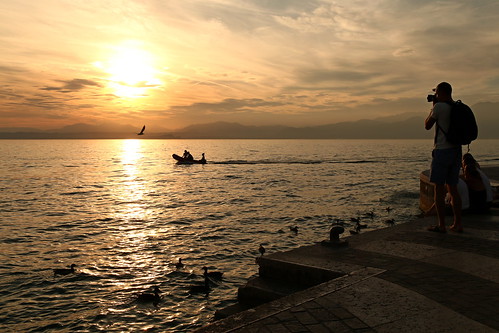 sonnenuntergang sunset seascape see lake menschen people wolken clouds sonne sun italien italy gardasee lakegarda lazise