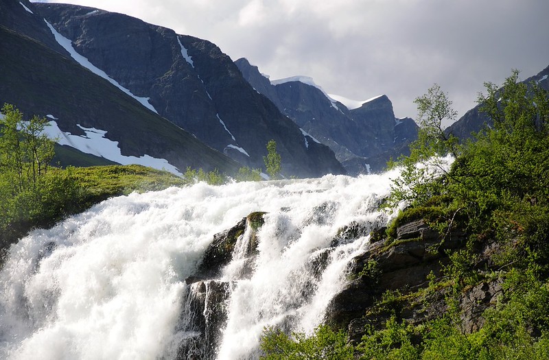 20160703-162P | Wasserfall Badječahca (Øverčahca) im Elvevolldalen, Lyngen-Alpen. Dahinter der im Hintergrund Ausläufer der Langdalstindane (1580 m). Troms / Norwegen, 03.07.2016