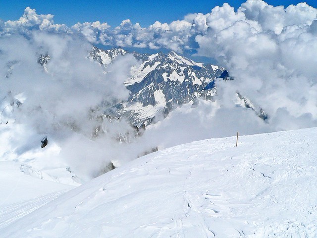 France, Chamonix, prise impressionnante depuis le haut du dôme du Mont Blanc à 4810m