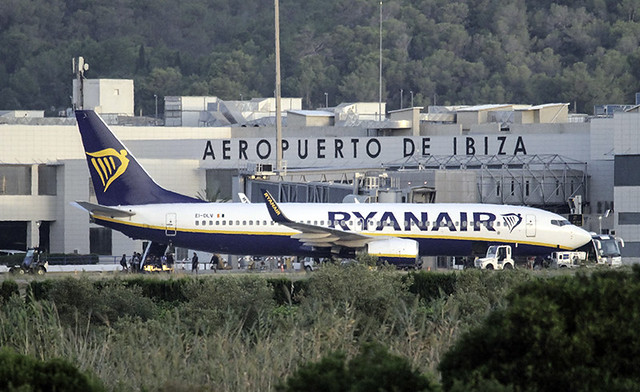 B 737-8AS -- Ryanair  ( aeropuerto de Ibiza 9