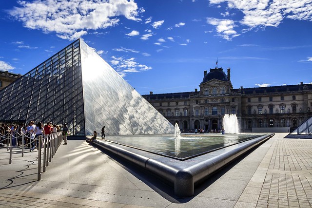 Pyramide du Louvre #explore