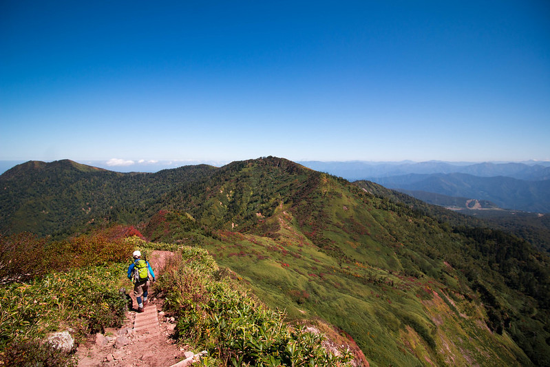 苗場山から下山する