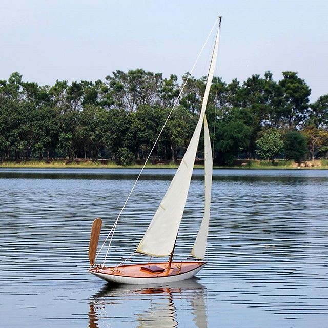 sailing pond yachts