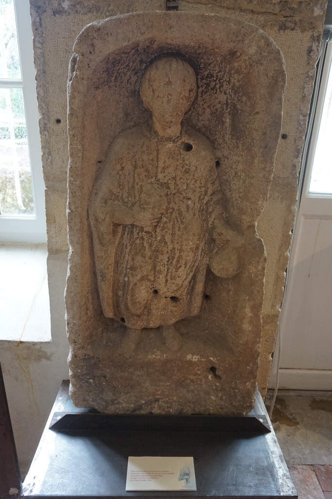 Stèle représentant un homme en manteau tenant un vase à boire et une cruche