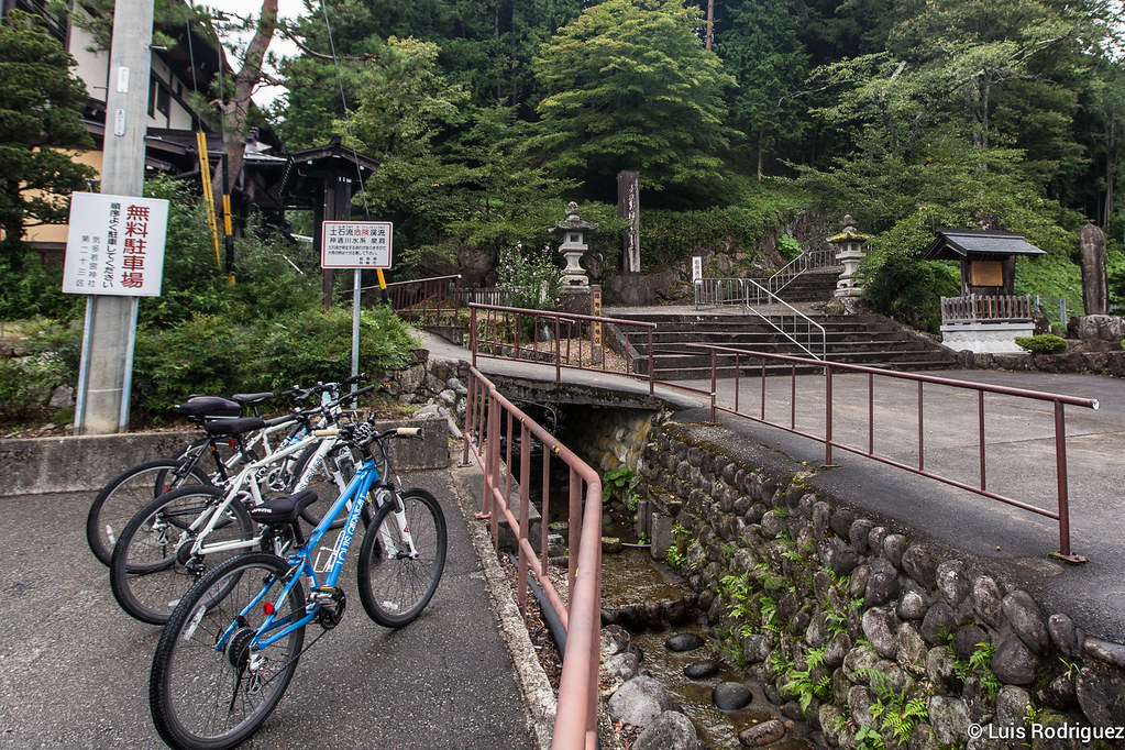 Las bicis que usamos en la excursi&oacute;n aparcadas en el santuario Keta Watamiya