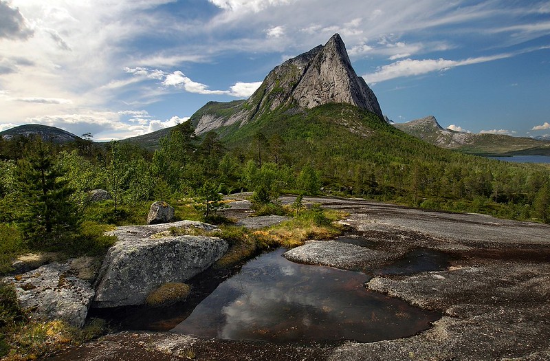 20160630-228P | Gletscherschliff Verdenssvæt, Ofoten. Im Hintergrund der Stortinden (847 m). Nordland / Norwegen, 30.06.2016