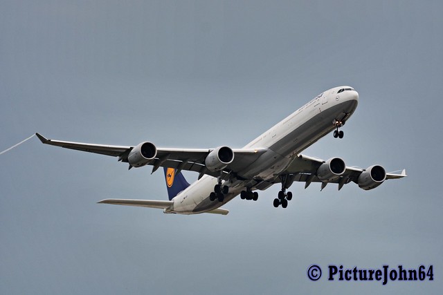 LH412 Lufthansa Airbus 340 (D-AIHY) departing to New York