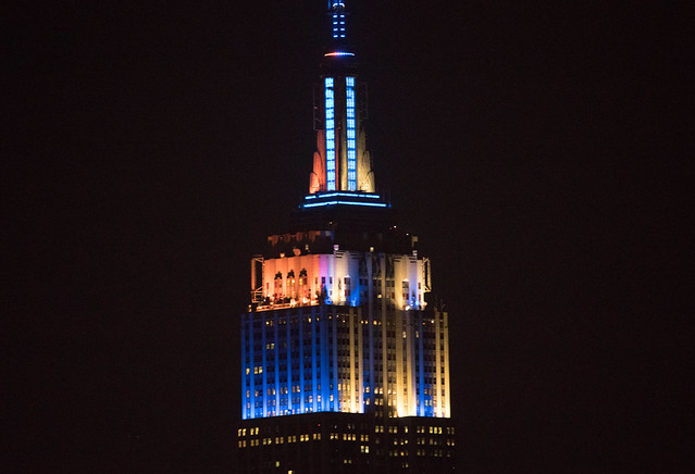 The Empire State Building is split in Mets and Yankees colors for the Subway Series.