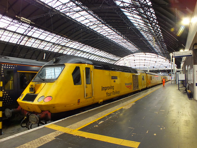 43014 sits under the glorious roof of Glasgows Queen Street station with the network rail test train