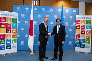 Japanese Foreign Minister Kishida visiting the Hiroshima and Nagasaki exhibit at the United Nations in Vienna (May 2017)