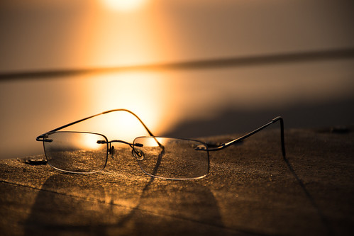 sunrise sun orange glasses eyeglasses wood طلوع خورشید نارنجی زرد yellow عینک چوب میز table minimal مینیمال