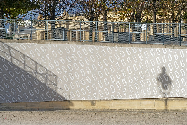 Claude Viallat recouvre les murs du jardin des Tuileries (FIAC 2017, Paris)