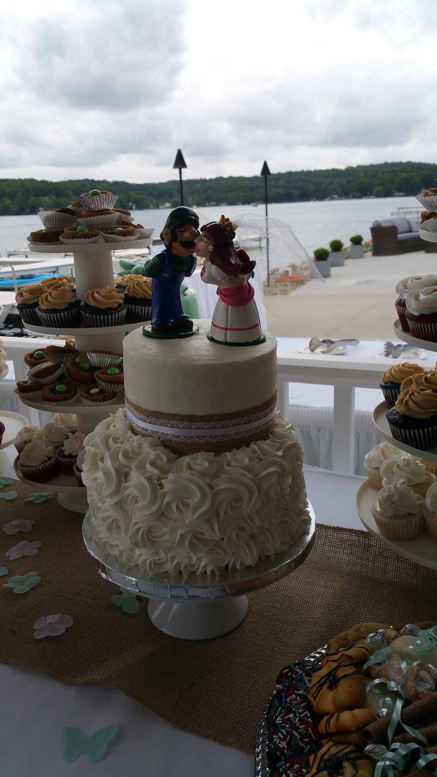 Wedding cake Bay Pointe Inn Gun Lake