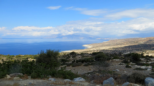 Kreta 2017 415 Het uitzicht richting Vathi en Matala en helemaal in de verte Agia Galini / The view to Vathi and Matala and all the way in the distance Agia Galini