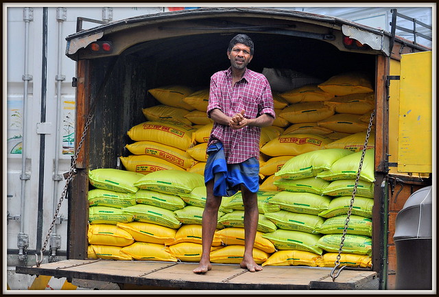 Tres dur travail que le chargement de ces camions a Kandy.