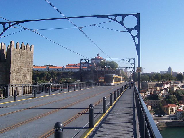 Tren y puente (Oporto, Portugal, 20-9-2006)