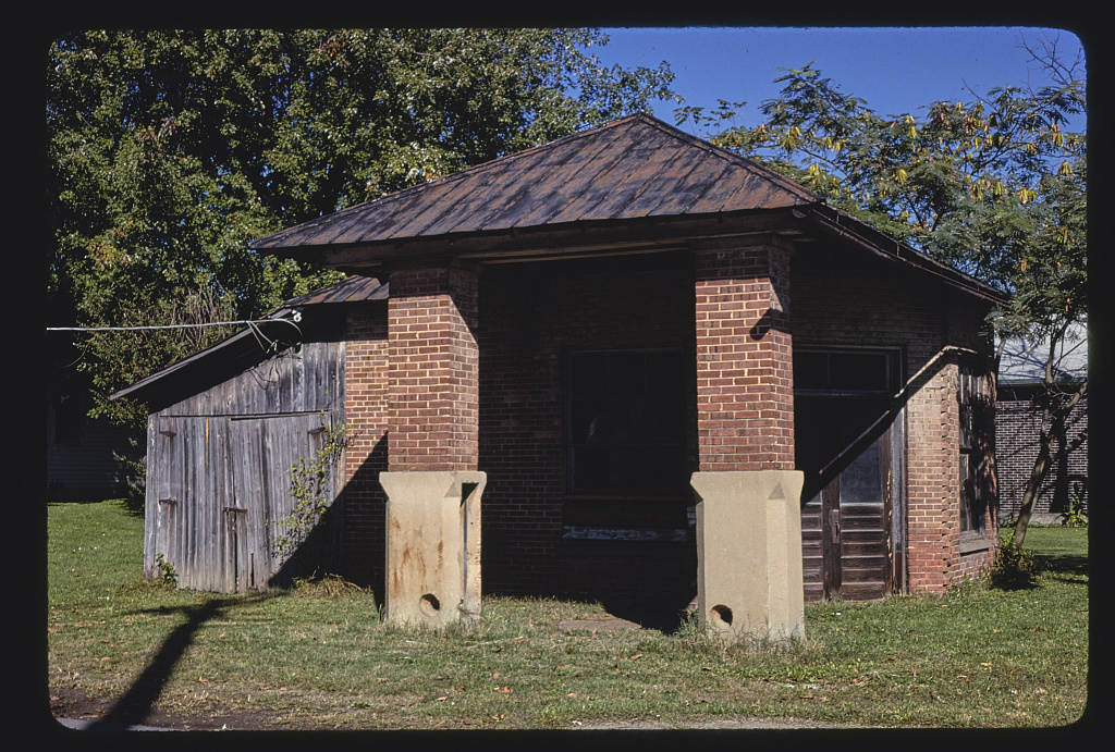 Old gas station, McEwen, Tennessee (LOC)