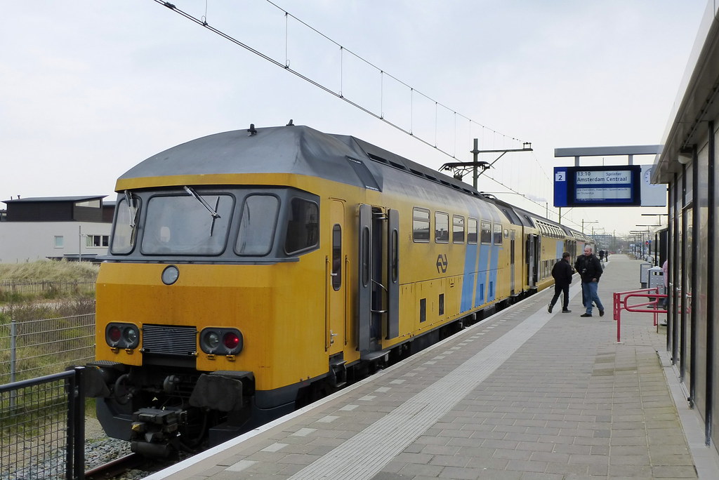 NS: Sprinter nach Amsterdam Centraal im Bahnhof Zandvoort