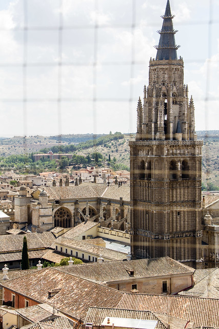 vista fachada Oeste exterior torre campanario Catedral de Santa María de Toledo desde Iglesia San Ildefonso 02